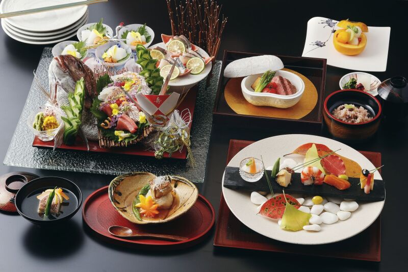 ホテルならではの華やかな料理をお楽しみください
