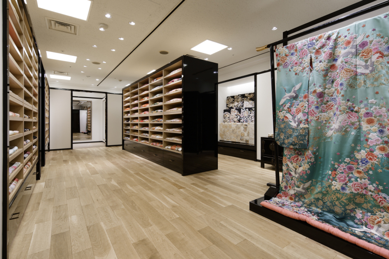 専門スタイリストが衣裳選びを丁寧にサポート