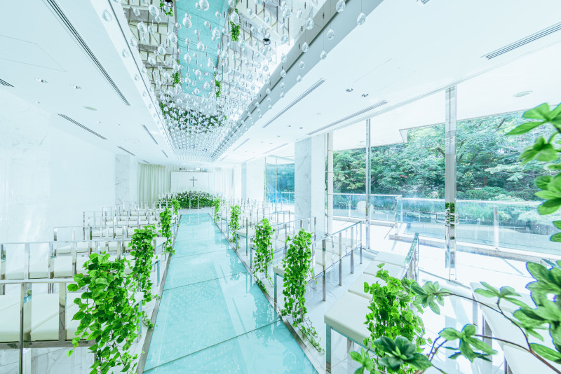 緑美しい庭園内に佇む独立型チャペル