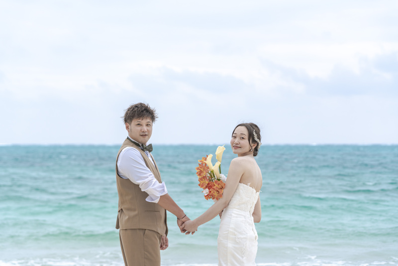 雲が多いですが、海は青い。