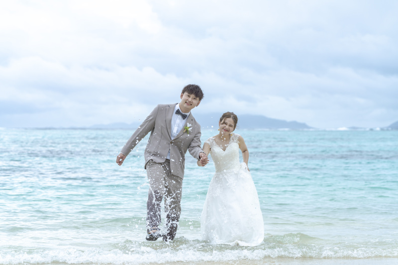 思いっきりバシャーン!!水飛沫を蹴り上げて!