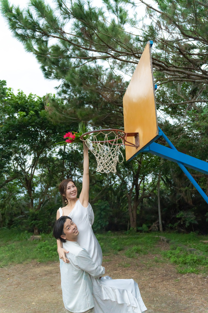 バスケット選手だった新婦さんとバスケットゴールへ