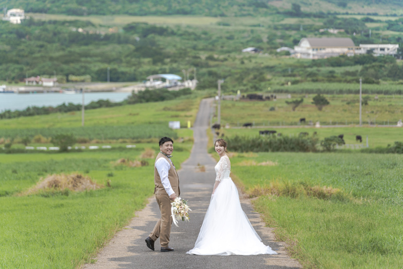 高い建物が一切ない牧草地。ずっと続く一本道。