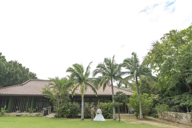 沖縄らしい風景をバックに。赤瓦とヤシの木。