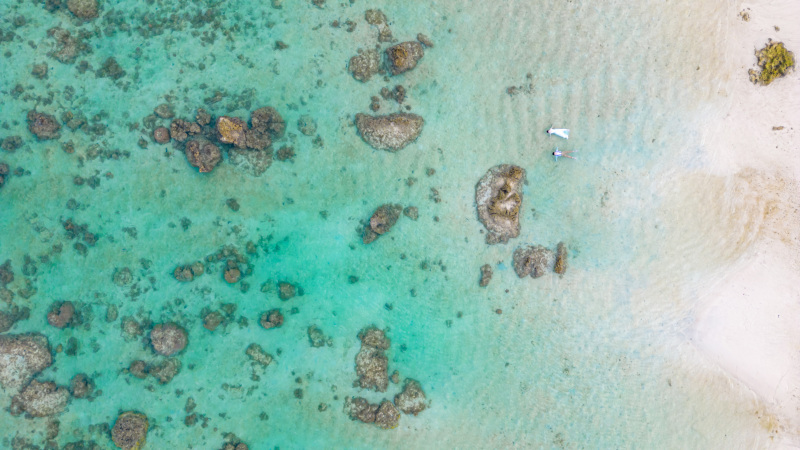 ドローンで撮影すると海の綺麗さがよくわかる。