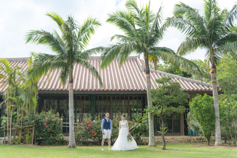 ヤシの木と赤瓦。沖縄らしい南国の風景。