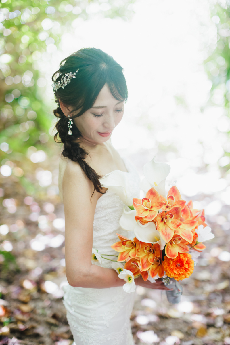 木漏れ日キラキラ。白いドレスがよく映える