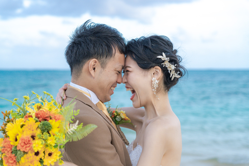 ブーケの下から満面の笑み!