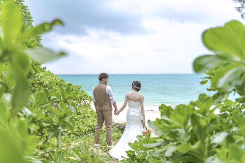 ビーチの入り口は緑のトンネル！