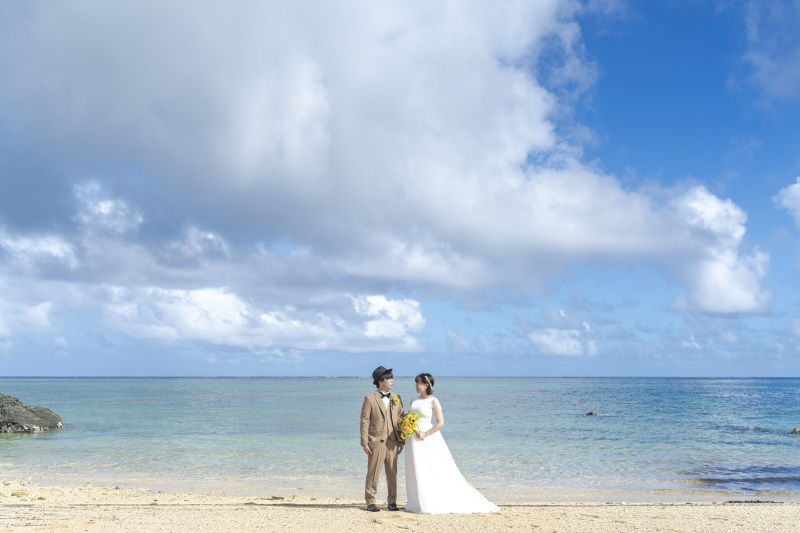 そして誰もいないビーチへ。青い海と白い砂浜。