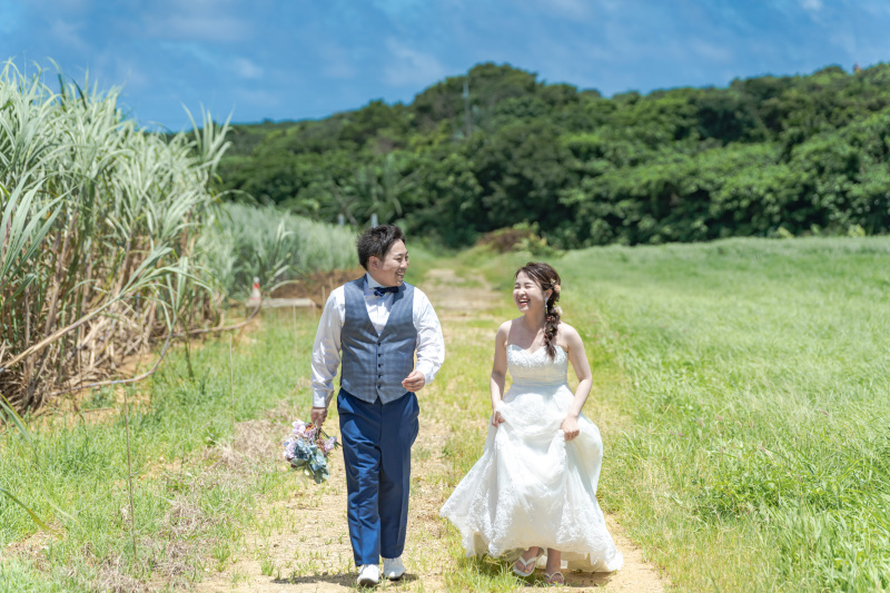 石垣らしさ全開!サトウキビ畑の横でかけっこ!