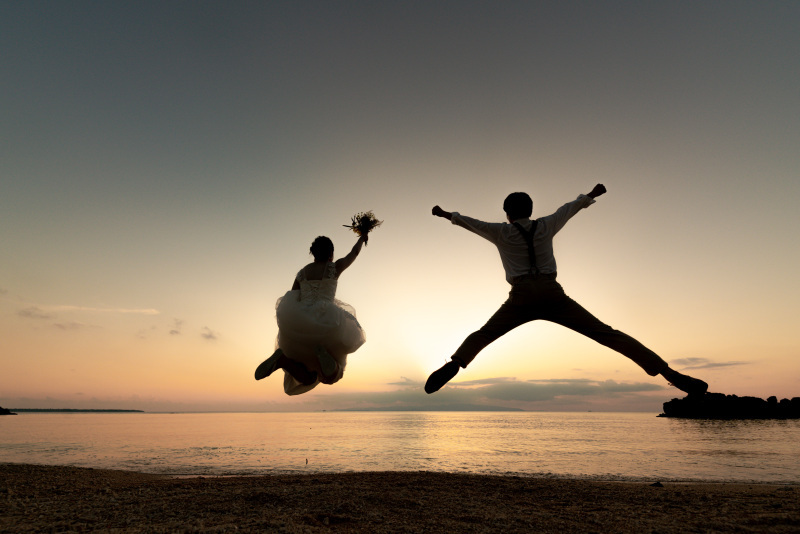 最後は夕日に向かってシルエットジャンプ!