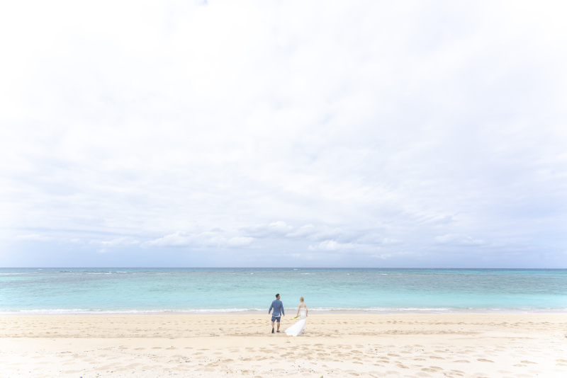 ニシ浜。白いパウダーサンドの砂浜と澄んだ青の海。