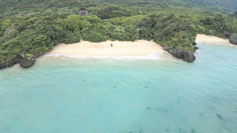 曇天でも空から見ると海は青い！石垣ブルー