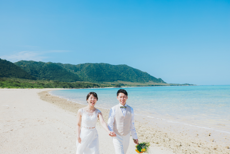 お二人だけのビーチをのんびりお散歩。