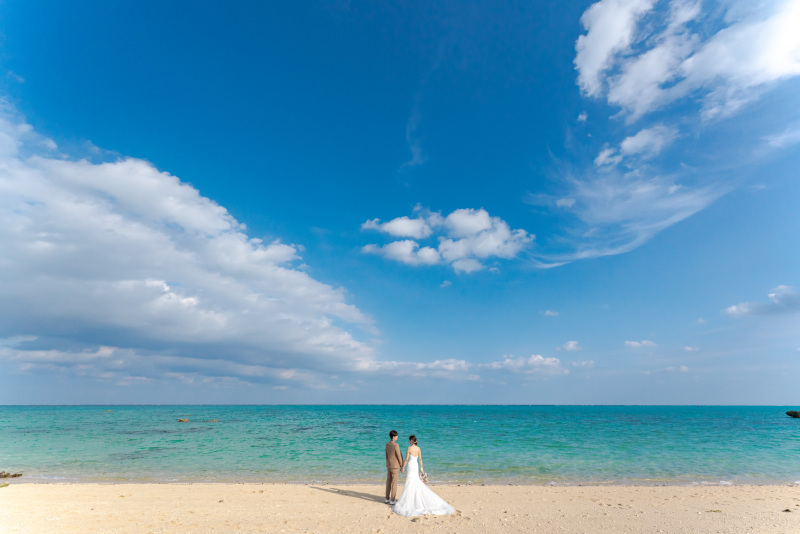 快晴で気持ちの良い天気。青い海と空。
