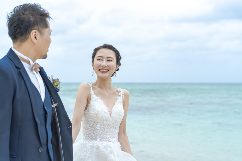 優しい笑顔が溢れるビーチの散歩道。