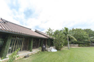 赤瓦古民家で沖縄らしい写真。おふたりの行きたい場所へ行きましょう！