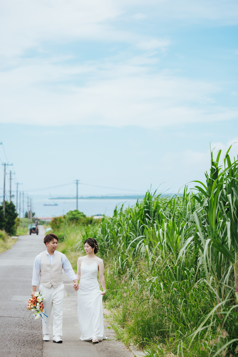 ズドーンと通る一本道。後ろに見えるのは竹富島！