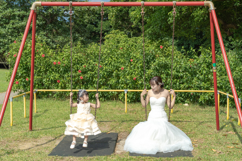 新婦さんと娘ちゃんでブランコ遊び!