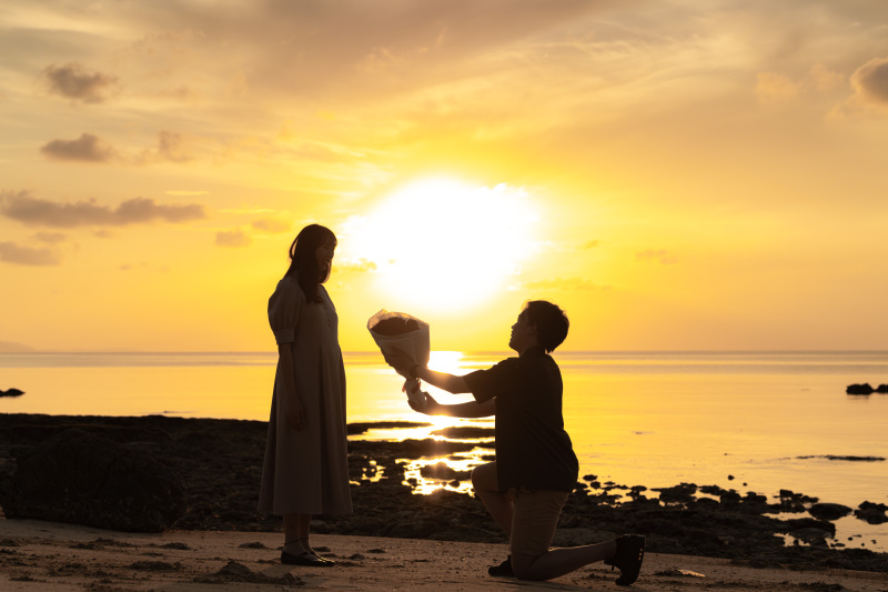 サンセットシルエット撮影、太陽がお二人の隙間から