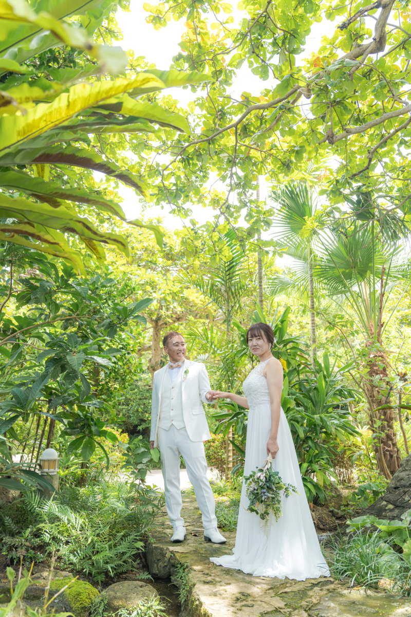 南国植物の生い茂るガーデンにて。