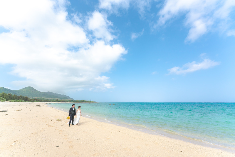 ふたりでビーチをお散歩。