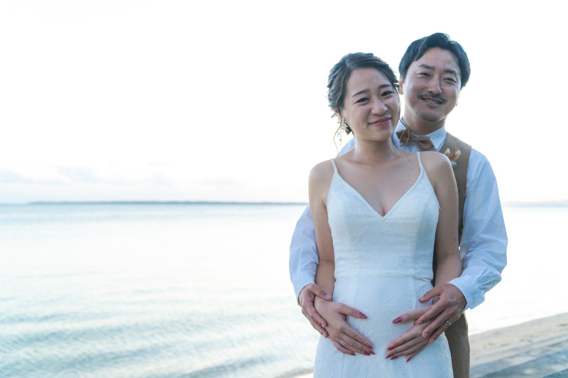 お腹にふたりで手を当てて、マタニティフォト。