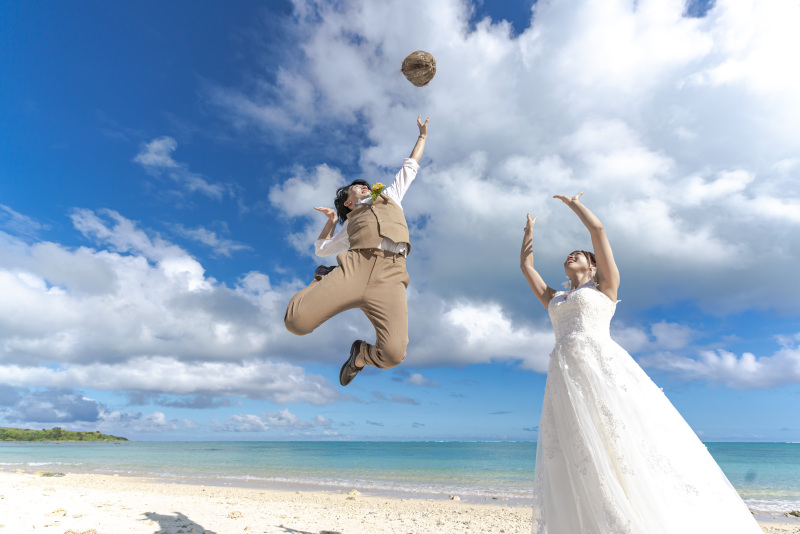 ビーチで本気のバレー！？新郎さんの全力ジャンプ