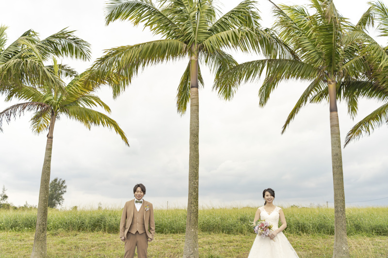 ヤシの木の並木道をふたりでのんびりお散歩