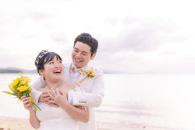 バックハグ。思わず照れ笑いするお二人。