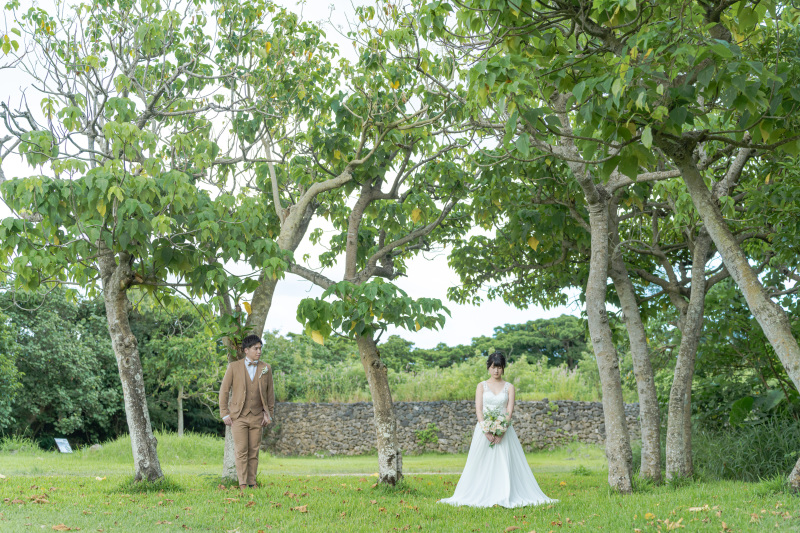 続いて琉球遺跡。木の前で。