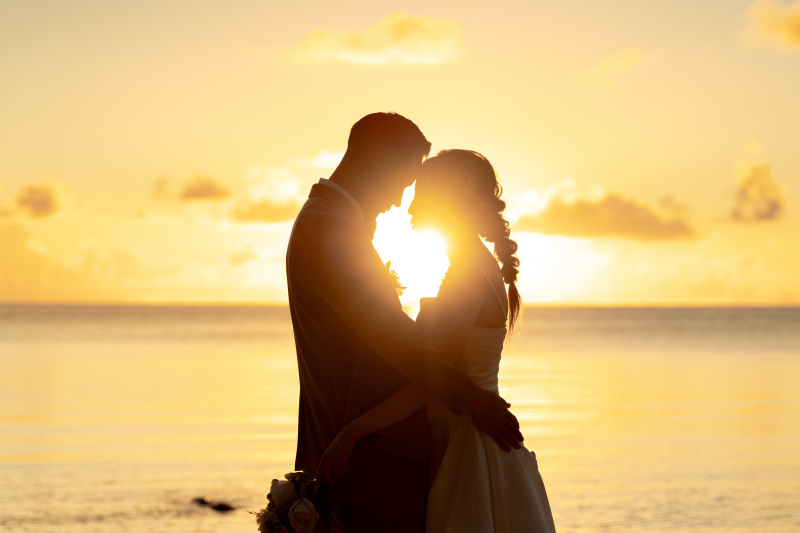 サンセットシルエット撮影、太陽がお二人の隙間から