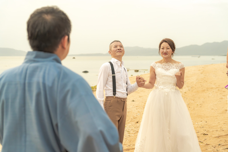 プロ三線奏者による三線生演奏。夕日を見ながら