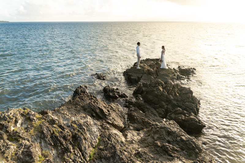 岩場のビーチでサンセットも堪能。