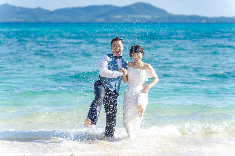 ふたりで、せーの!水をバシャーン!!