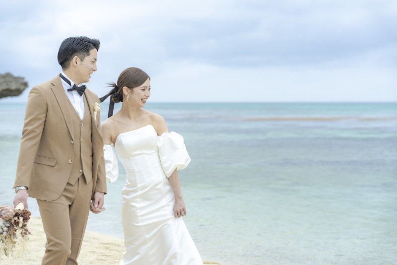 曇り空でも海は青いです。まずは誰もいないビーチへ