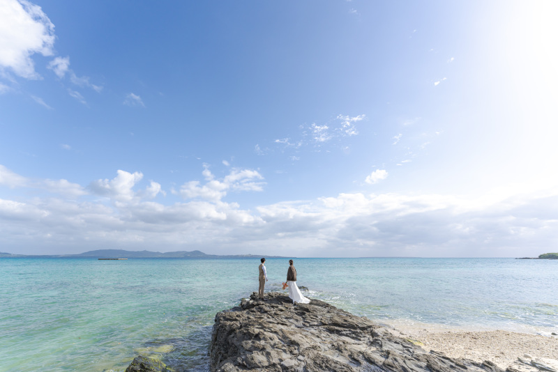 岩場のビーチ。大きな岩の上で。