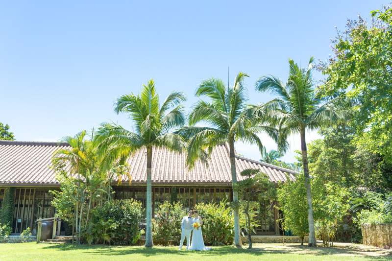 赤瓦とヤシの木。沖縄らしい風景をバックに。