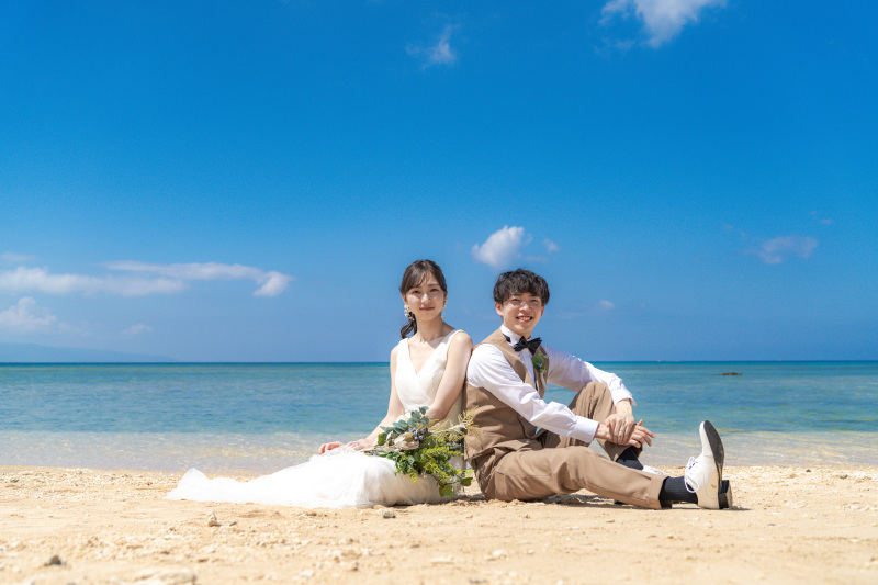 砂浜ビーチで座って撮影のリクエストポーズ。