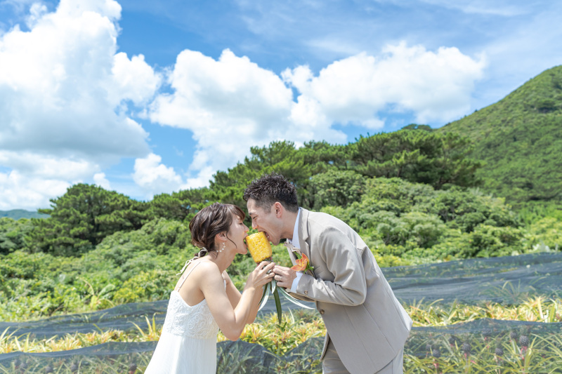 採れたてパイナップルを二人で一緒にまるかじり!