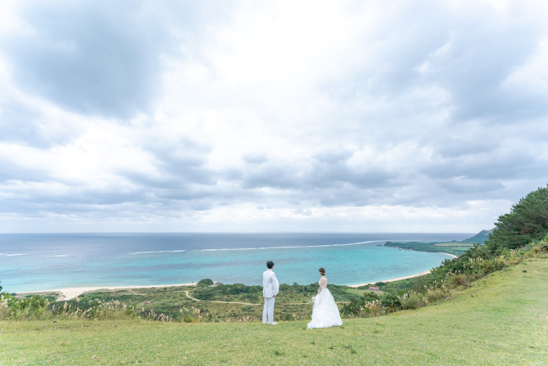山から海を見下ろせる展望台へ。曇りでも海は青い!