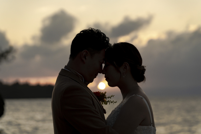 サンセットシルエット撮影、太陽がお二人の隙間から