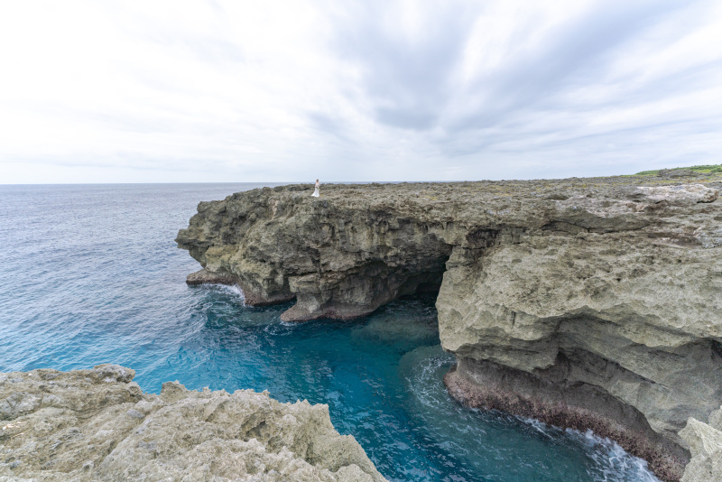 かっこいい絶壁。海の青の濃さがまた違う。