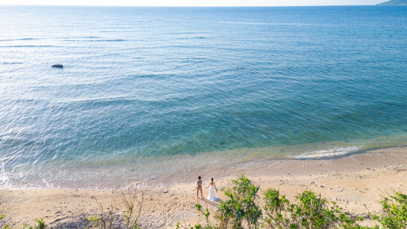 日が傾いてきた時間のビーチ。柔らかい光。