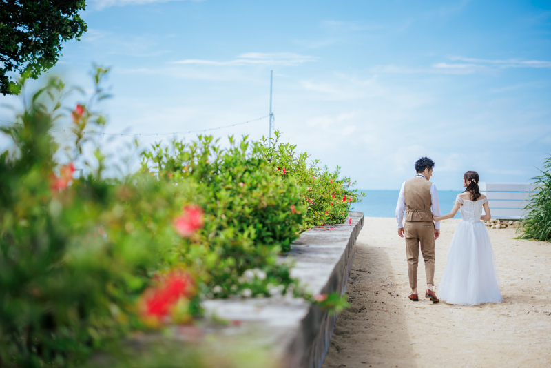 まずはビーチへ。ビーチへ続くハイビスカスの道。