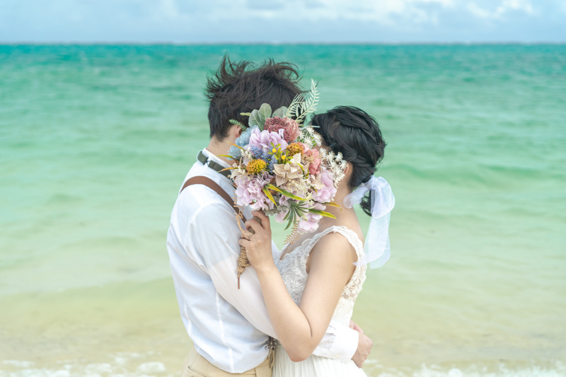 リクエストも多い、ブーケで顔を隠すショット。