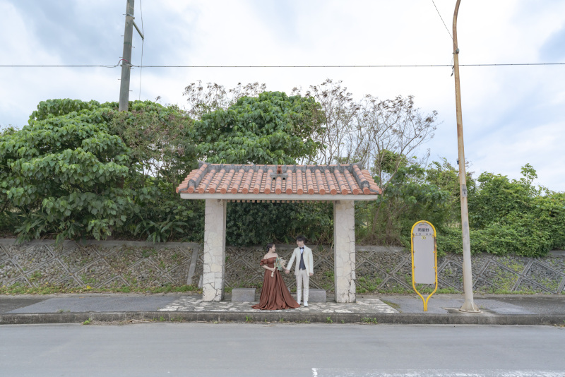 沖縄らしい赤瓦が可愛いバス停で