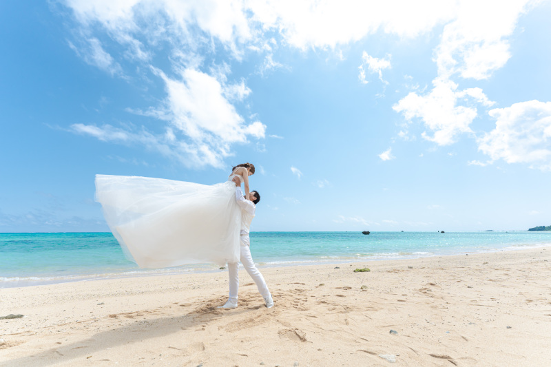 青い空に白いドレスが舞う!やってみたい抱っこも。