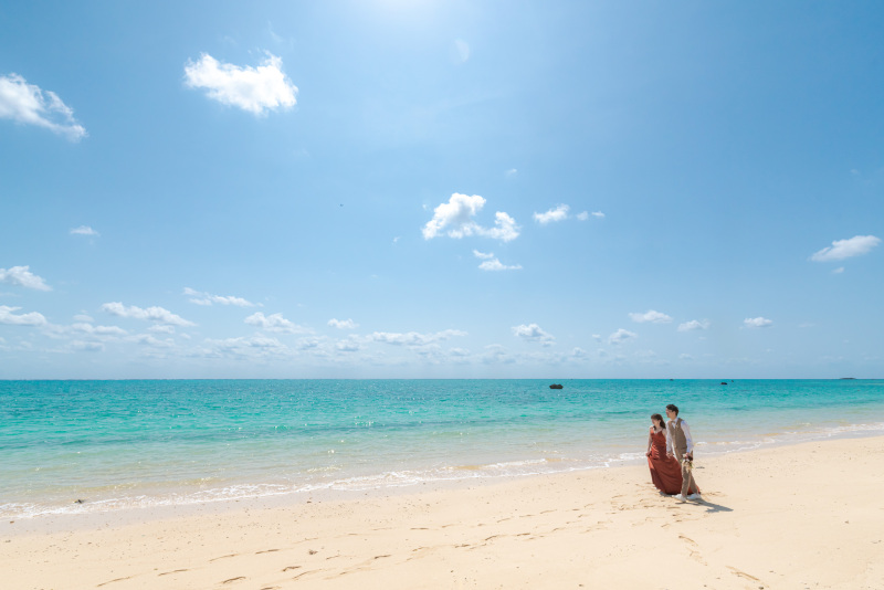 ギラギラの太陽。だーれもいないビーチ。